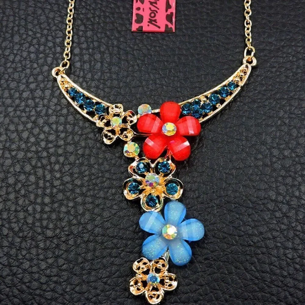 ✨✨ Betsey Johnson rare  crystal & flower statement necklace ✨✨